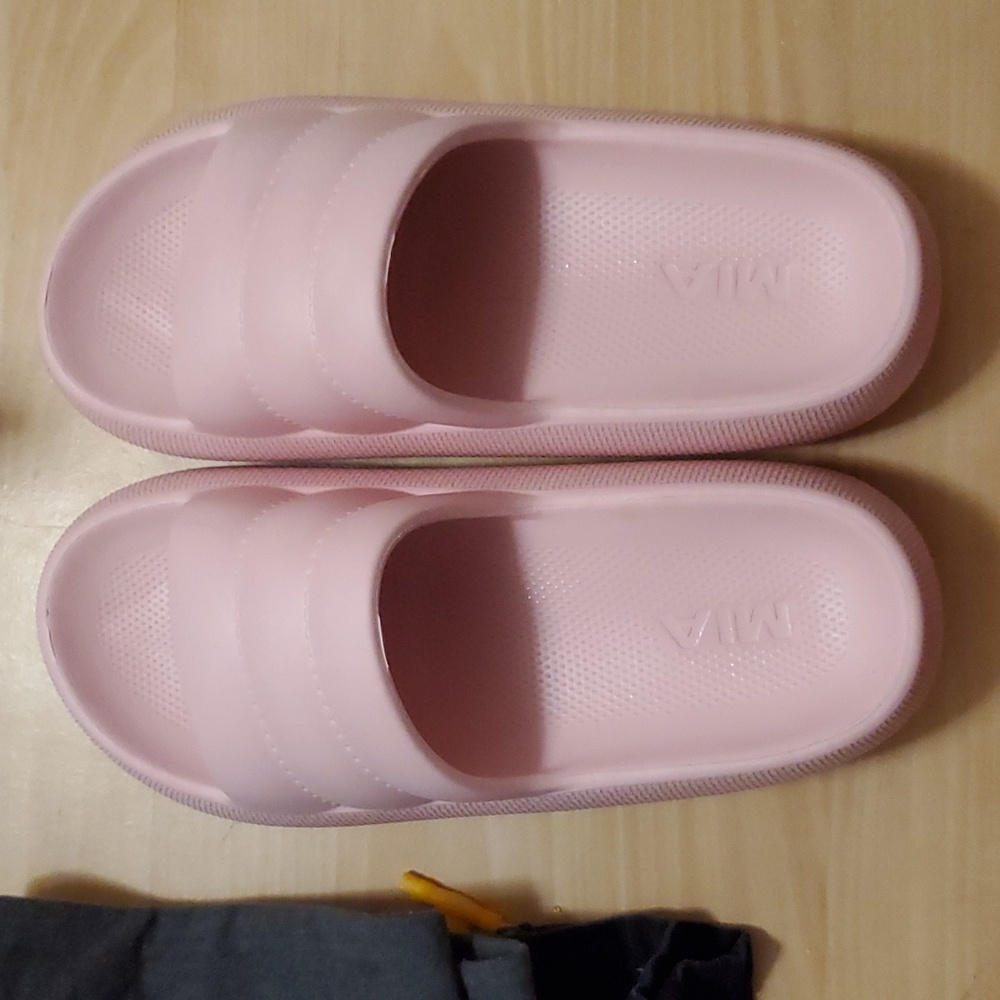 MIA Pink Size 9 Slides